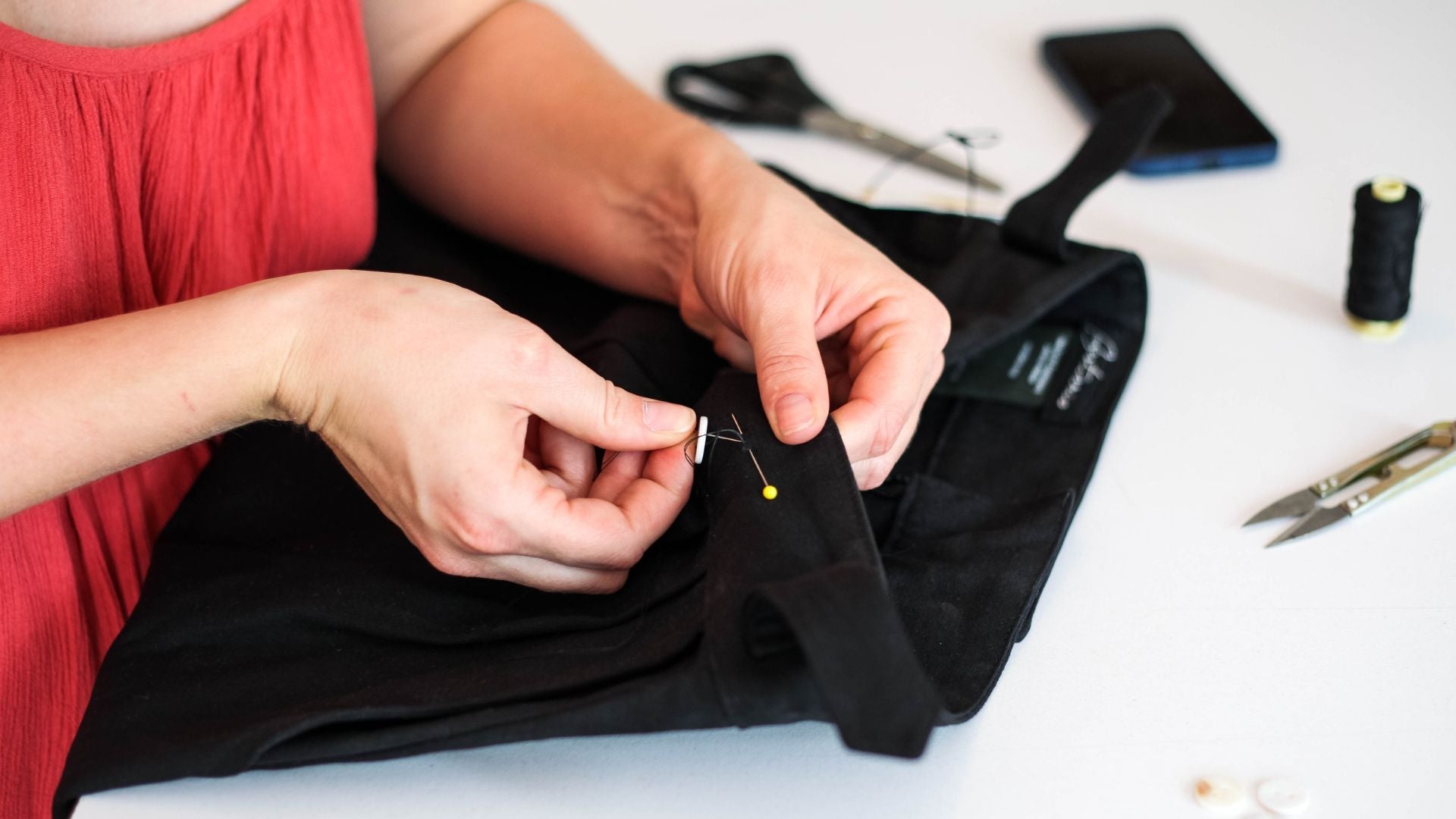 le bonus réparation textile est un moyen de prolonger de façon écoresponsable vos vêtements et lutter contre le gaspillage