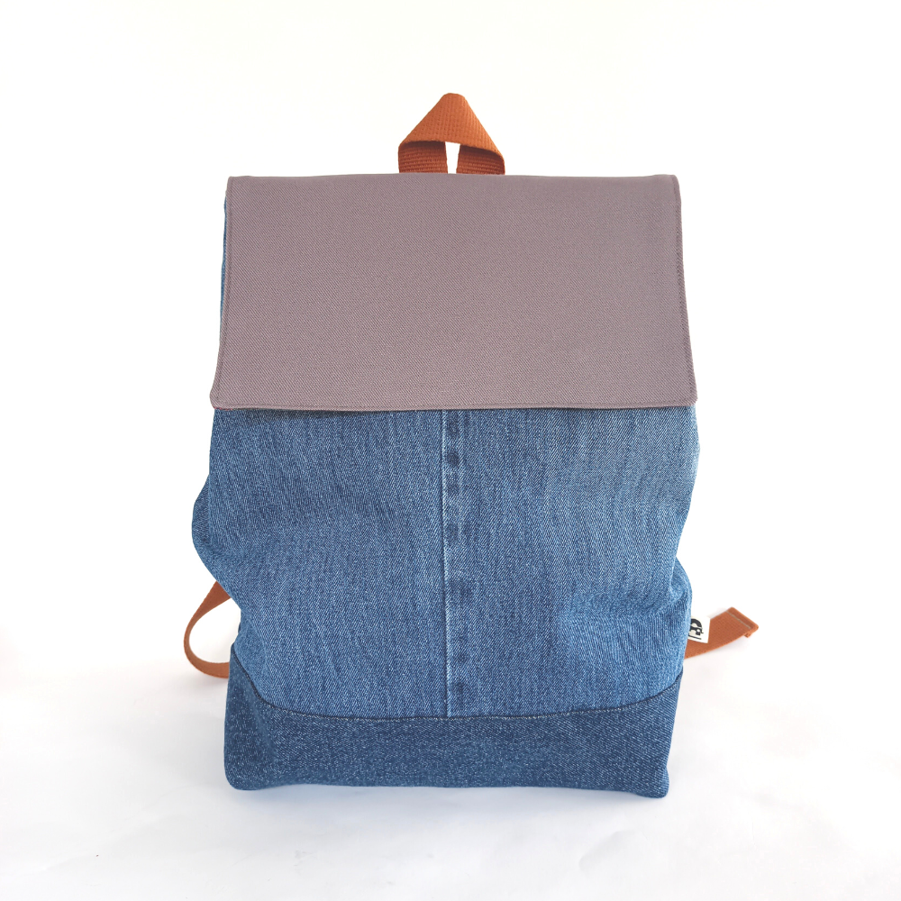 Le sac à dos upcyclé ROSARIO a été fabriqué à partir de tissus revalorisés, vêtements, chutes de coupes. Dans une démarche de réemploi, c'est un modèle unique made in France pour une mode plus durable et éco responsable.