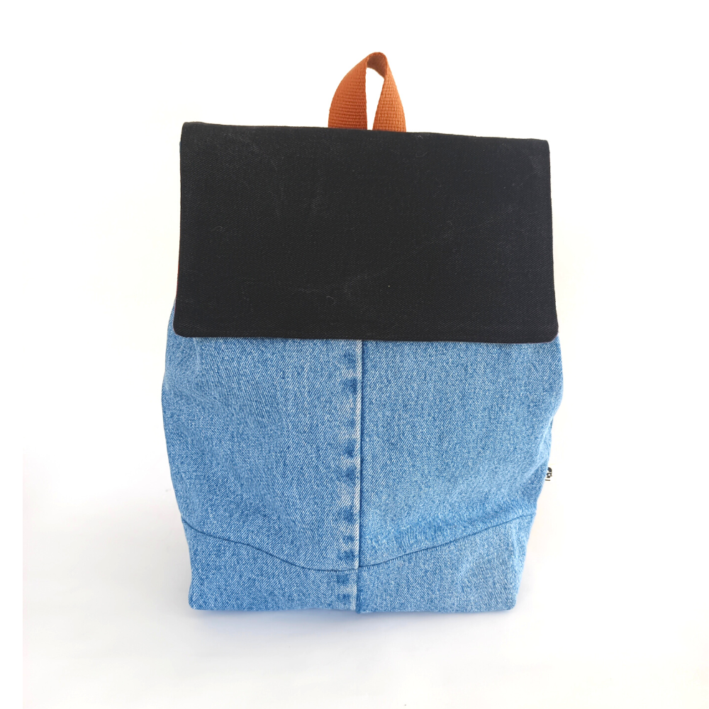 Le sac à dos upcyclé ROSARIO a été fabriqué à partir de tissus revalorisés, vêtements, chutes de coupes. Dans une démarche de réemploi, c'est un modèle unique made in France pour une mode plus durable et éco responsable.