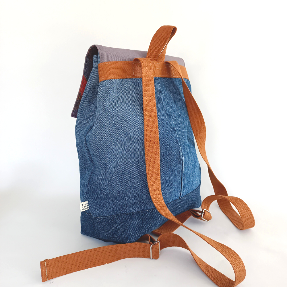 Un sac à dos upcyclé coloré, conçu sur les principes du réemploi. Une pièce éco-responsable, un accessoire de  mode en matières upcyclées. Découvrez des sacs conçus avec des tissus upcyclés, fabriqué en France avec des tissus issus du réemploi, donnant la priorité au tissu revalorisé.