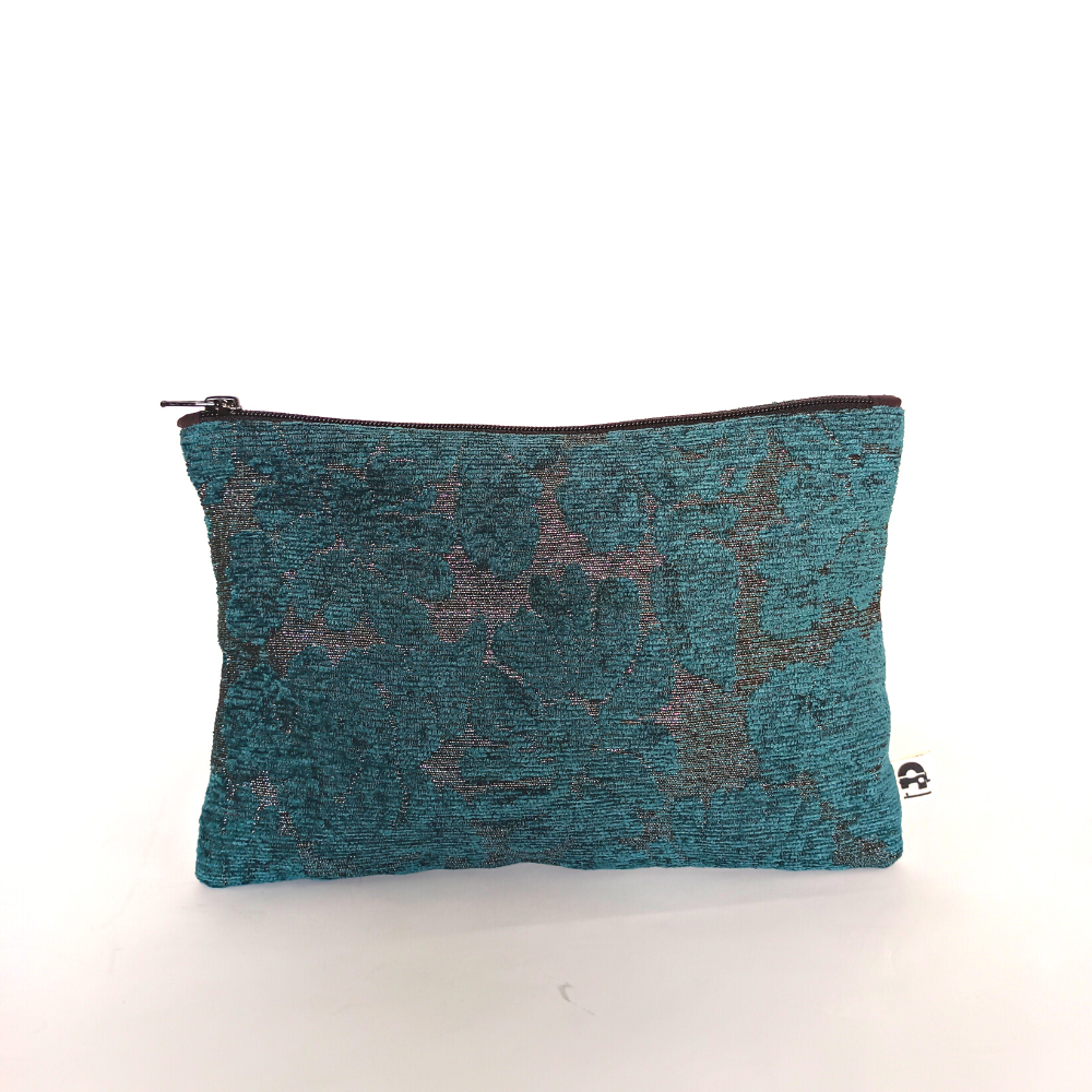 Pochette en tissu 100% upcyclé, pour donner une seconde vie aux textiles,  pour des accessoires mode plus éco responsables. Fabriquée artisanalement en France 