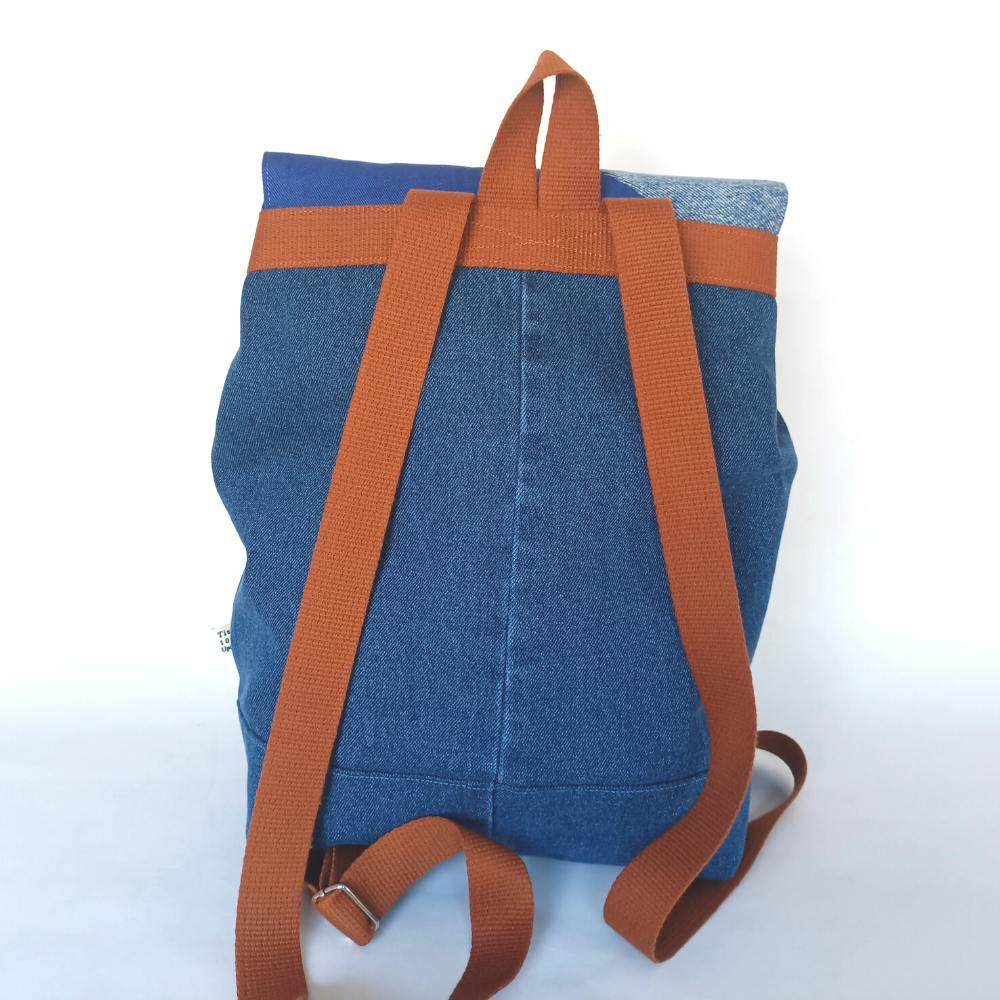 Un sac à dos upcyclé coloré, conçu sur les principes du réemploi. Une pièce éco-responsable, un accessoire de  mode en matières upcyclées. Découvrez des sacs conçus avec des tissus upcyclés, fabriqué en France avec des tissus issus du réemploi, donnant la priorité au tissu revalorisé.