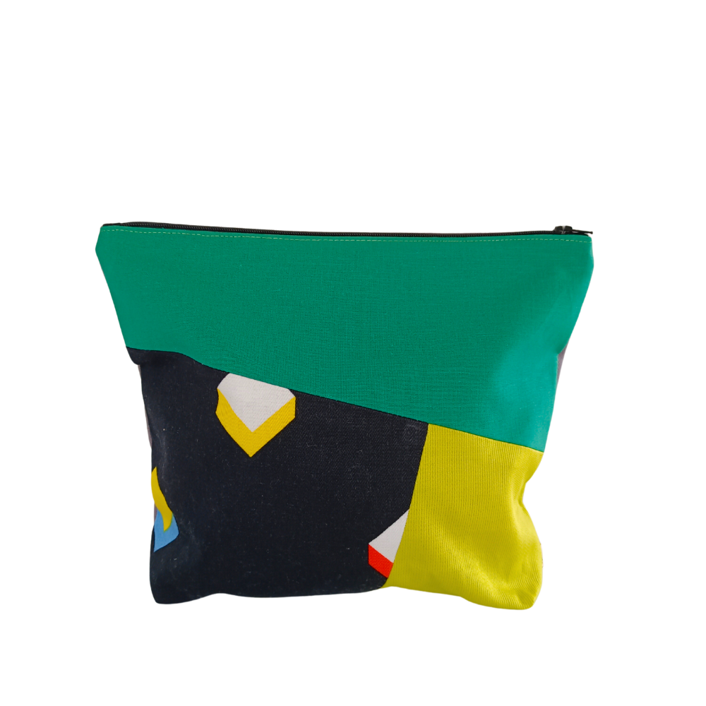 La grande pochette de rangement de la Machine à récup, est un accessoire conçu avec des tissus revalorisés et la participation d'ateliers de couture en ESAT et en chantier d'insertion.