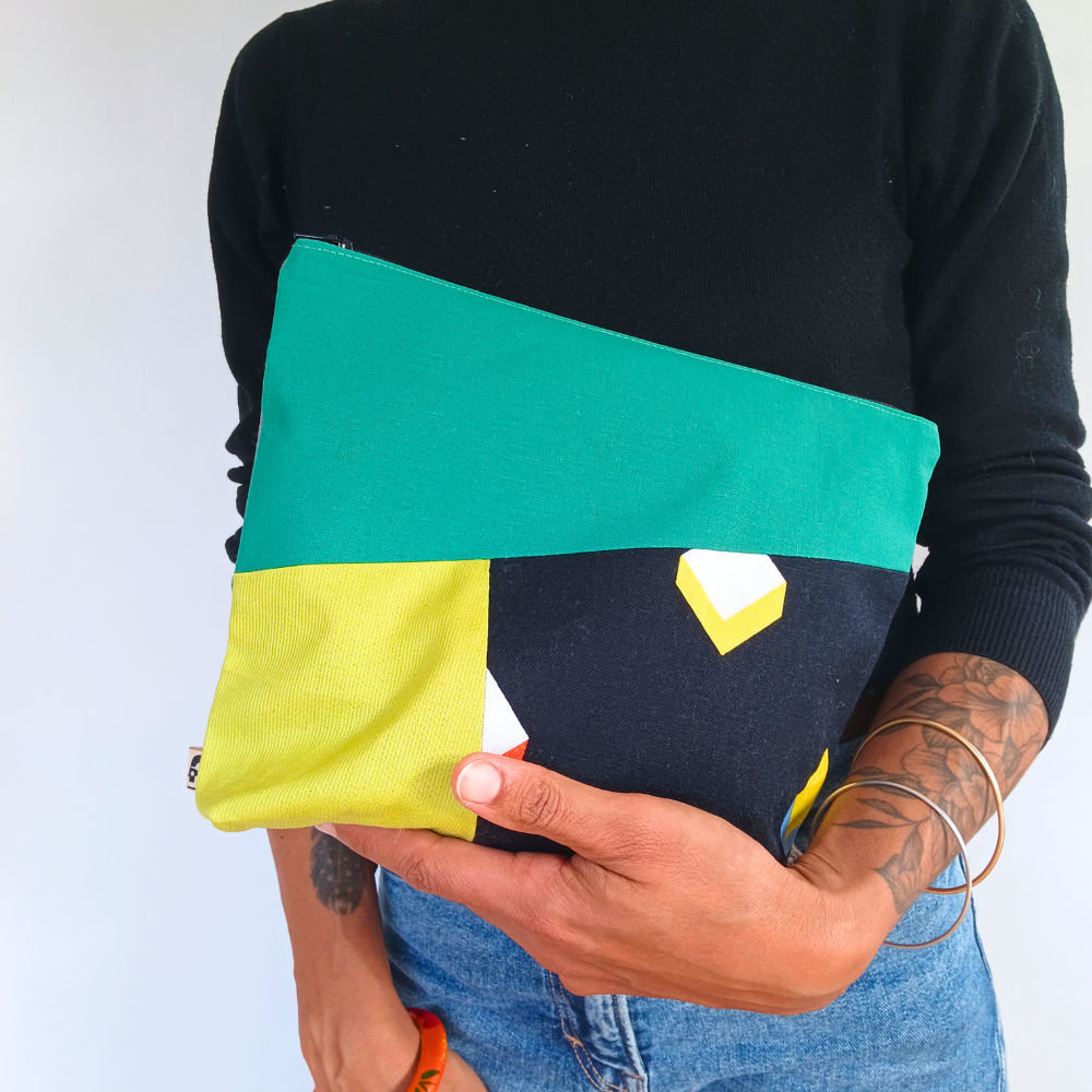 La grande trousse femme de la Machine à récup, est un accessoire conçu avec des tissus revalorisés et la participation d'ateliers de couture en ESAT et en chantier d'insertion.