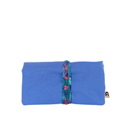 La pochette à bijoux de voyage de la Machine à récup' est un accessoire conçu avec des tissus issus du réemploi et cousu avec la participation d'ateliers de couture solidaires en Sarthe