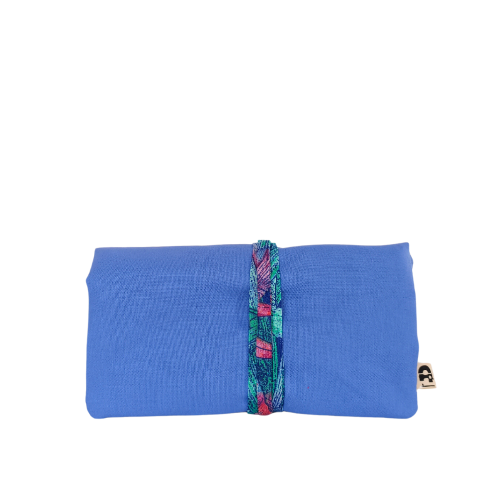 La pochette à bijoux de voyage de la Machine à récup' est un accessoire conçu avec des tissus issus du réemploi et cousu avec la participation d'ateliers de couture solidaires en Sarthe