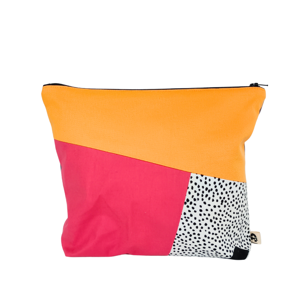 La pochette à zip de la Machine à récup, est un accessoire conçu avec des tissus revalorisés et la participation d'ateliers de couture en ESAT et en chantier d'insertion.