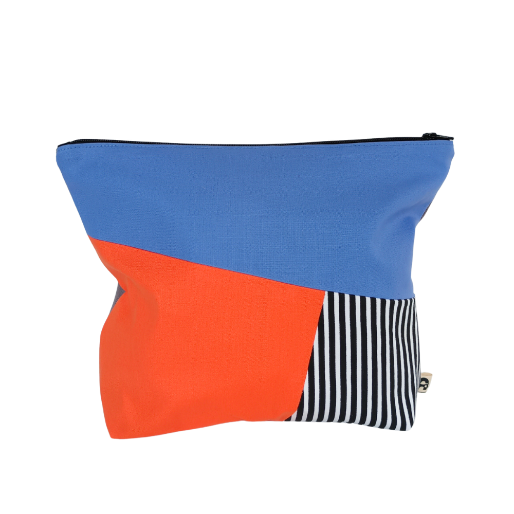 La pochette zippée de la Machine à récup, est un accessoire conçu avec des tissus revalorisés et la participation d'ateliers de couture en ESAT et en chantier d'insertion.