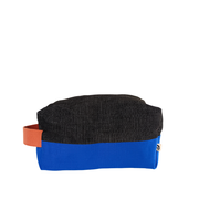 La trousse de toilette écoresponsable de la Machine à récup, est un accessoire conçu avec des tissus revalorisés et la participation d'ateliers de couture en ESAT et en chantier d'insertion.