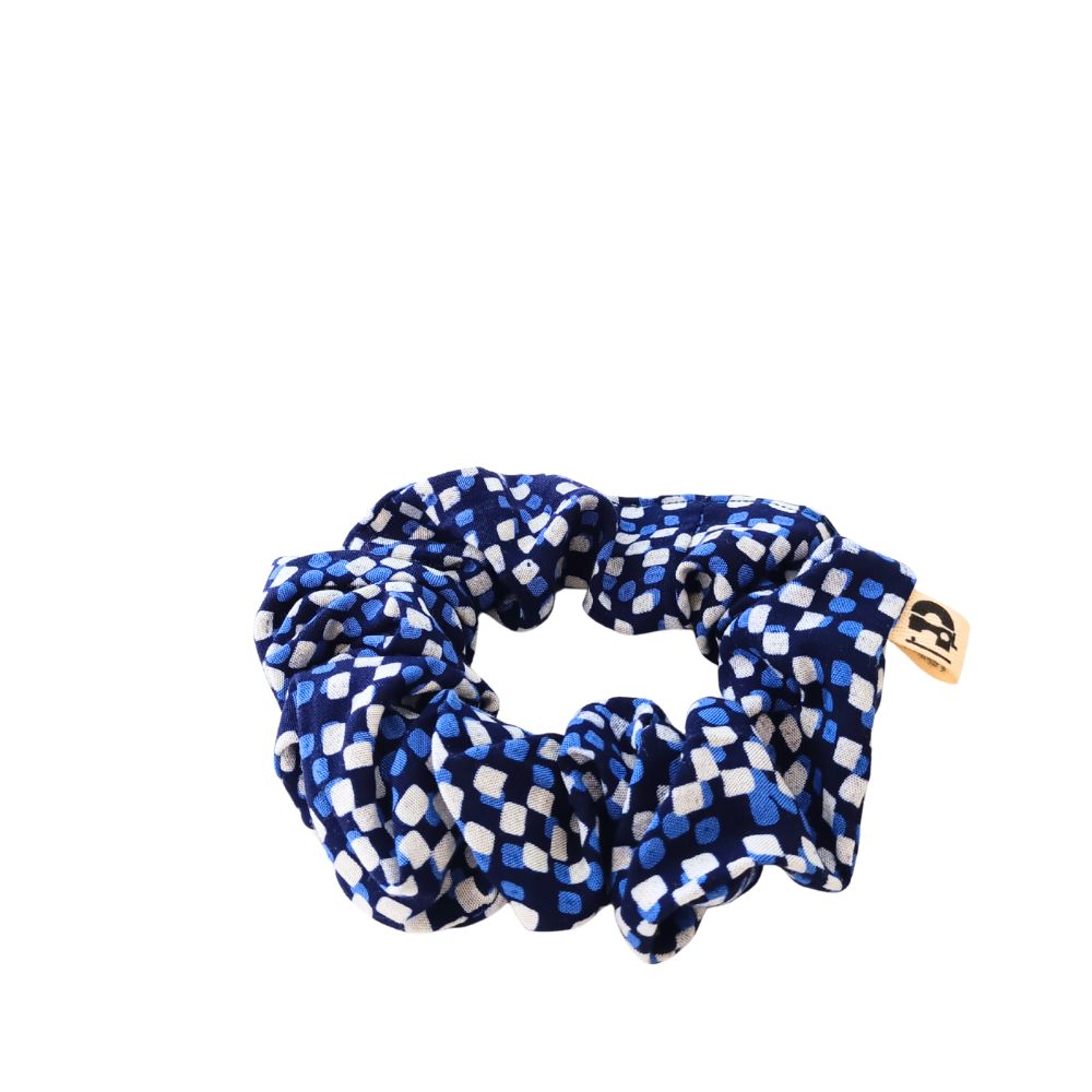 Le chouchou petit format de la Machine à récup' est un accessoire conçu avec des tissus issus du réemploi et cousu avec la participation d'ateliers de couture solidaires en Sarthe



