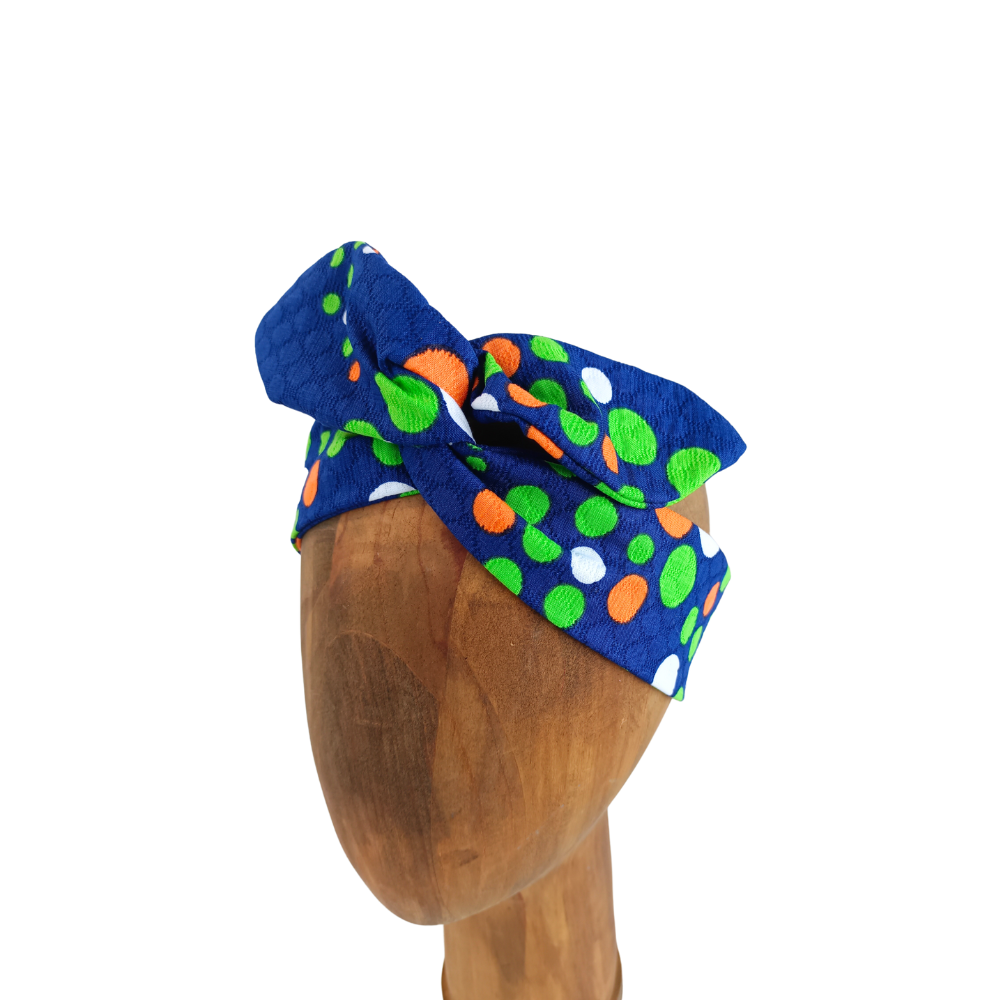 La Machine à récup' propose des accessoires écoresponsables et upcyclés cousus avec la participation d'ateliers de couture solidaires, comme cet accessoire cheveux modulable