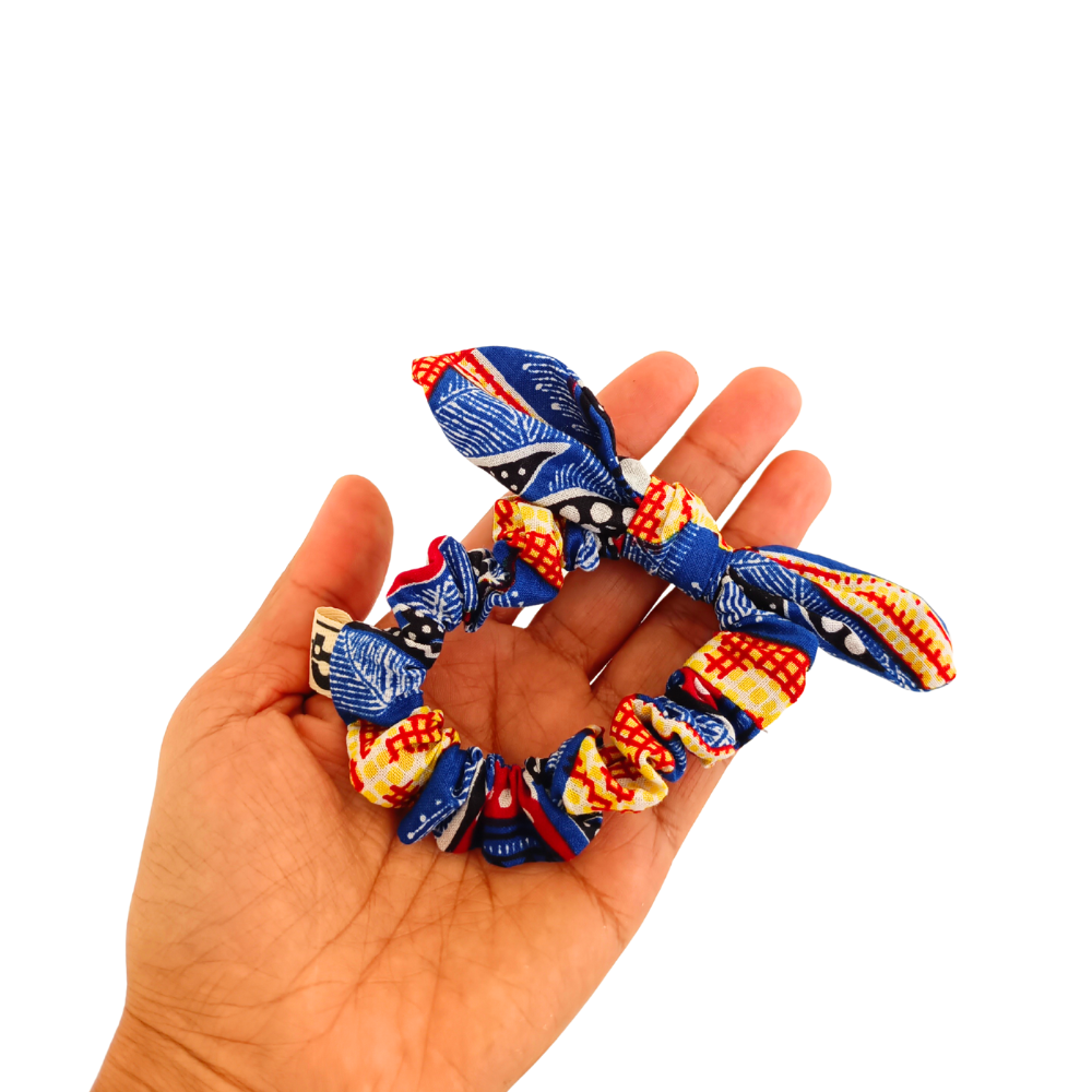 L'accessoire de cheveux original de la Machine à récup' est un accessoire conçu avec des tissus issus du réemploi et cousu avec la participation d'ateliers de couture solidaires en Sarthe