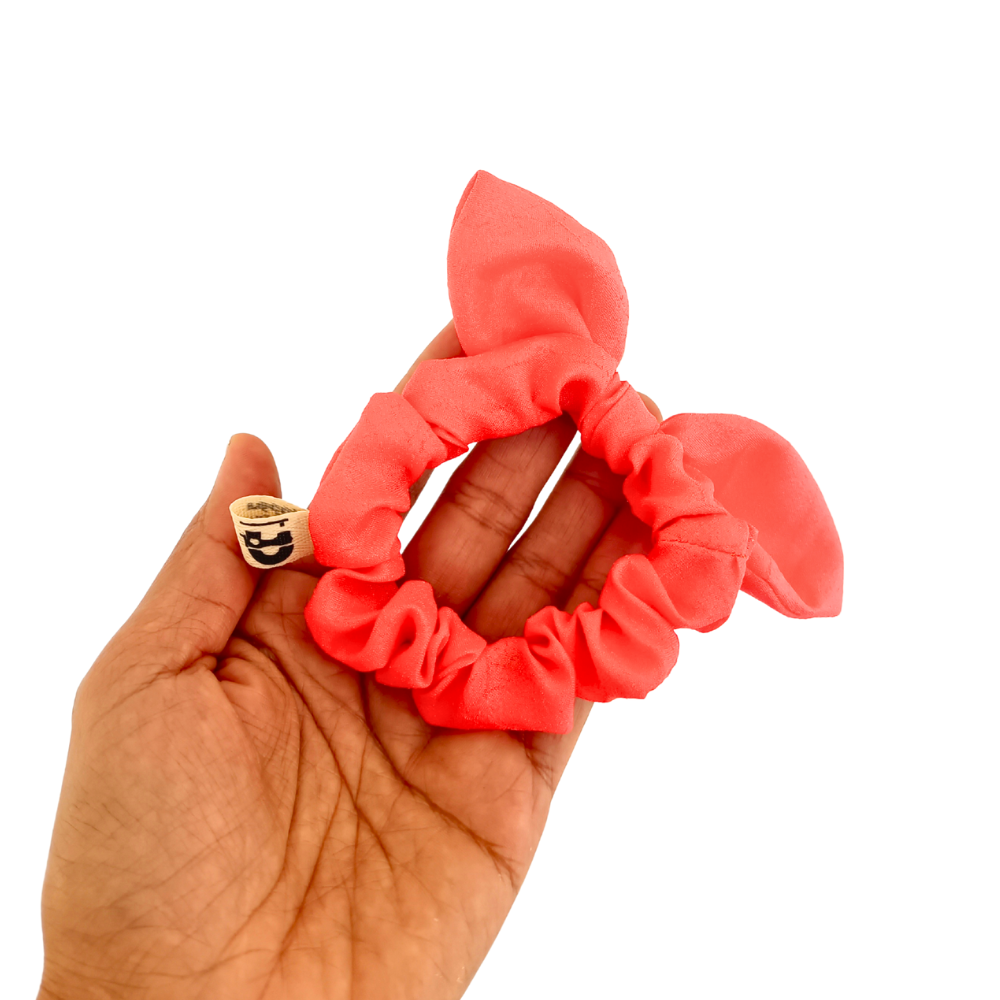 L'accessoire cheveux avec nœud de la Machine à récup' est un accessoire conçu avec des tissus issus du réemploi et cousu avec la participation d'ateliers de couture solidaires en Sarthe