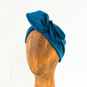 bandeau cheveux avec armature, taillé dans un tissu bleu et vert issu du réemploi, pour un impact écologique moindre