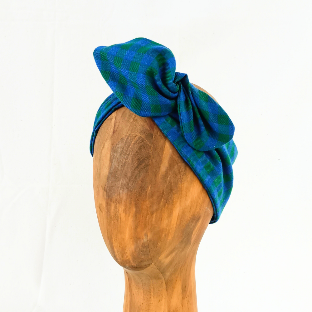 bandeau cheveux avec armature, taillé dans un tissu bleu et vert issu du réemploi, pour un impact écologique moindre