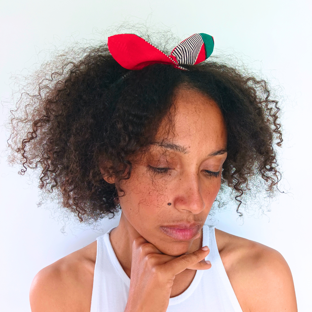 Bandeau cheveux coloré de la marque écoresponsable La Machine à récup qui revalorise des tissus avec la participation d'ateliers solidaires.