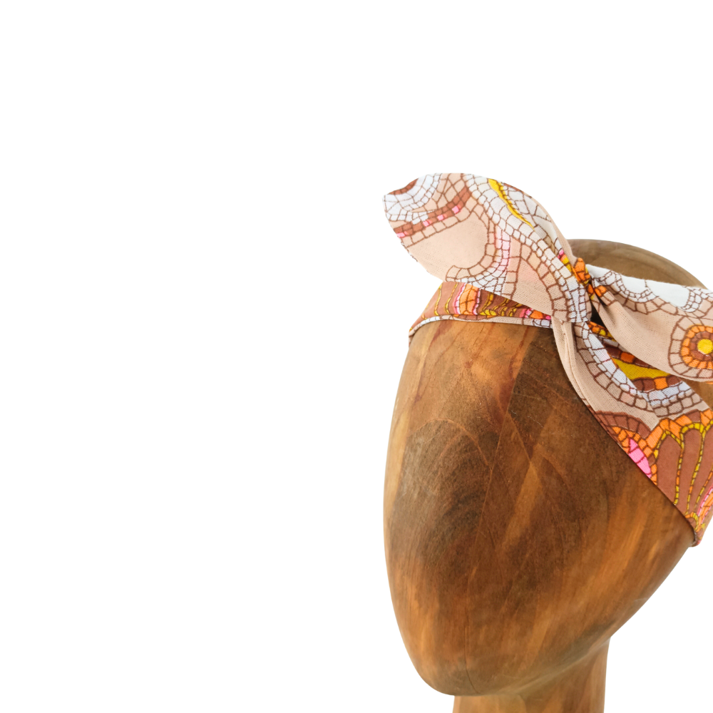 Le bandeau fin pour les cheveux de la Machine à récup' est un accessoire écoresponsable et éthique, taillé dans des tissus issus du réemploi  et cousu avec la participation d'ateliers de couture solidaires.