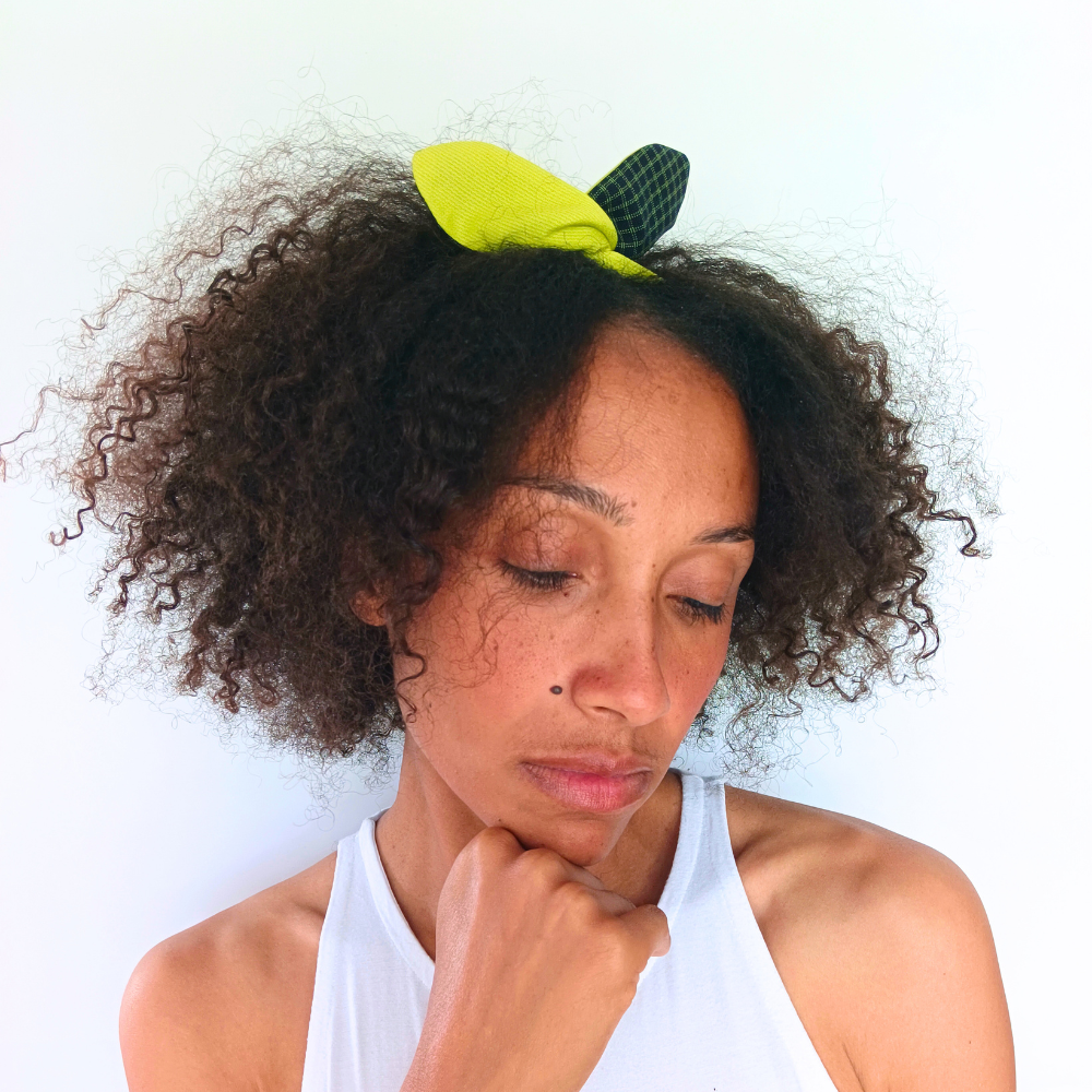 Bandeau magique pour cheveux de la marque écoresponsable La Machine à récup qui revalorise des tissus avec la participation d'ateliers solidaires.