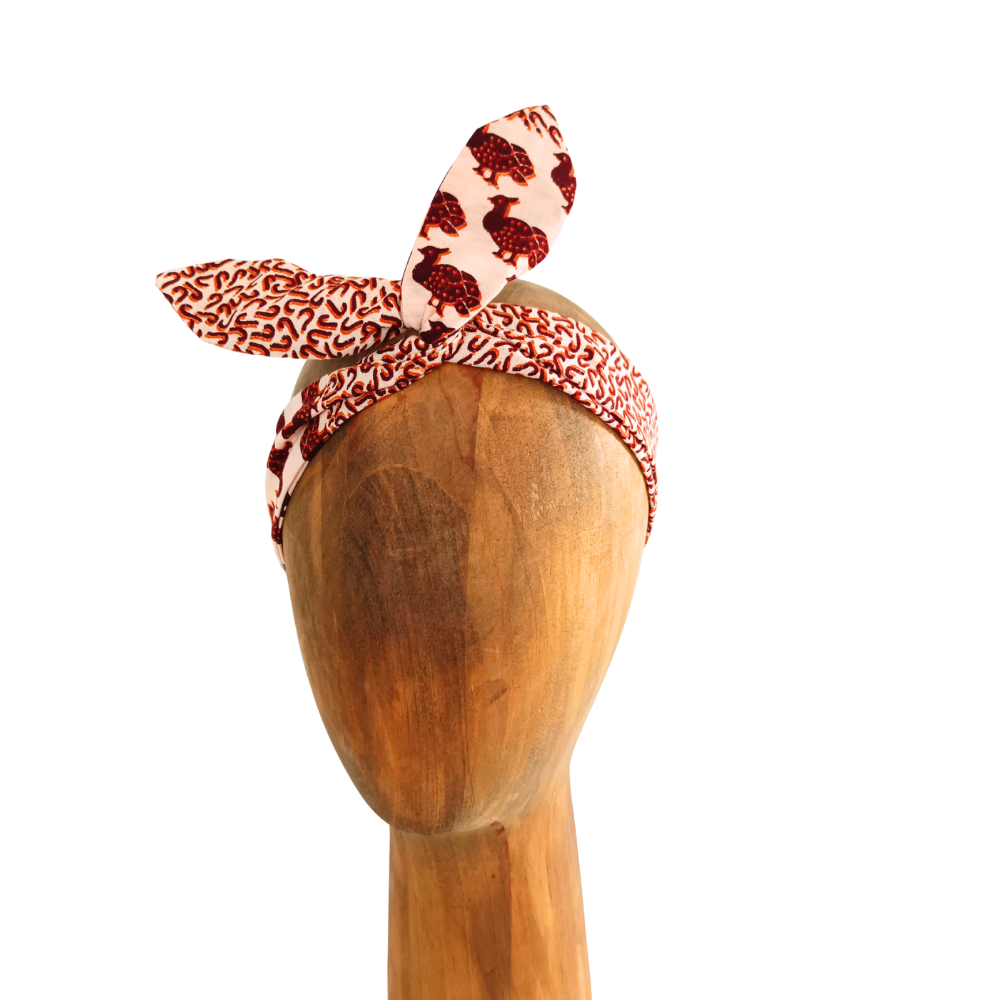 Le bandeau rigide pour les cheveux de la Machine à récup' est un accessoire écoresponsable et éthique, taillé dans des tissus issus du réemploi  et cousu avec la participation d'ateliers de couture solidaires.