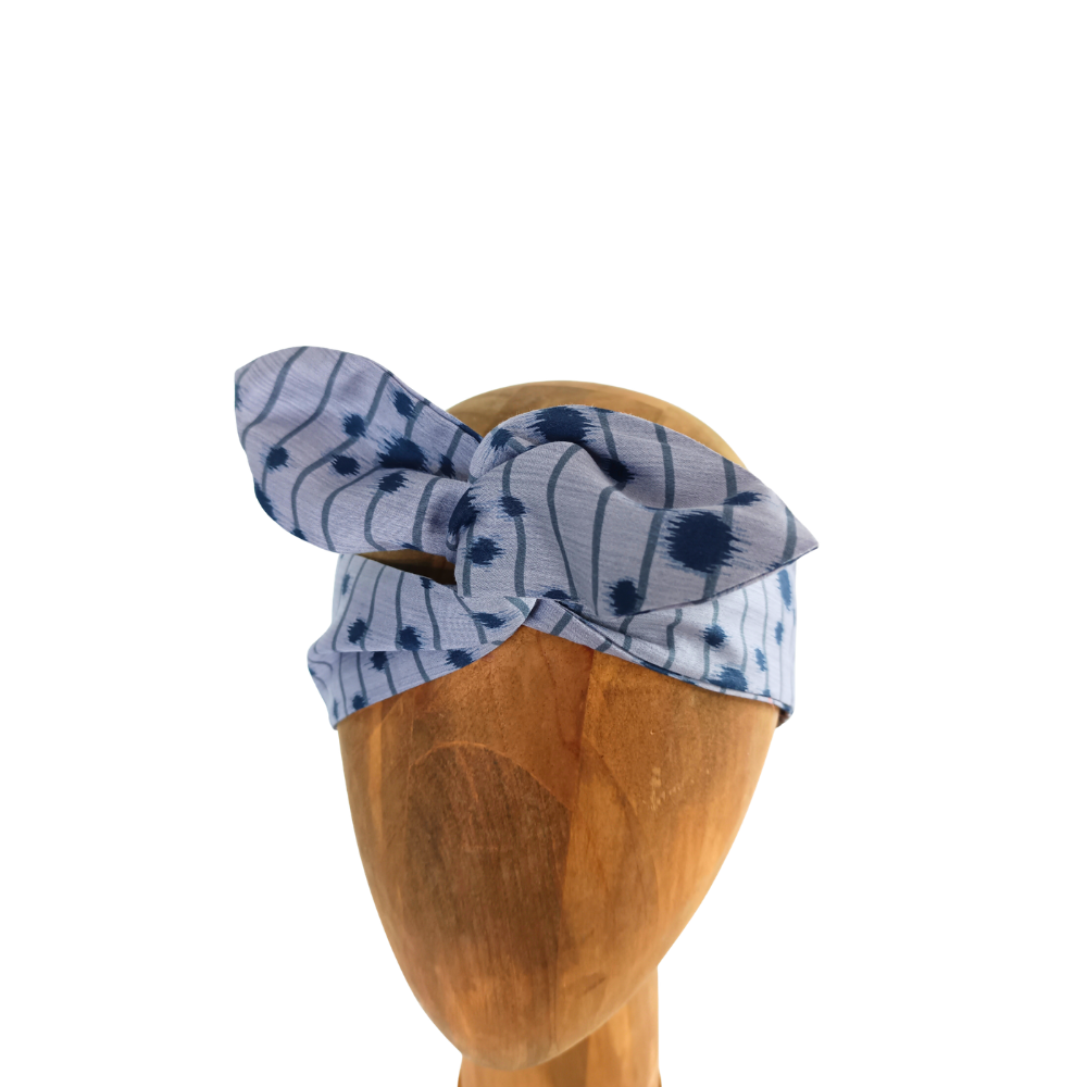bandeau twist bleu de la marque écoresponsable La Machine à récup qui revalorise des tissus avec la participation d'ateliers solidaires.