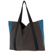 Le sac cabas en tissu pour femme de la Machine à récup' est un accessoire écoresponsable et éthique, taillé dans des tissus issus du réemploi  et cousu avec la participation d'ateliers de couture solidaires.