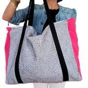 Le sac cabas en tissu de la Machine à récup' est un accessoire écoresponsable et éthique, taillé dans des tissus issus du réemploi  et cousu avec la participation d'ateliers de couture solidaires.