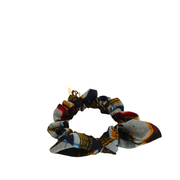 Le chouchou pour les cheveux fins de la Machine à récup' est un accessoire conçu avec des tissus issus du réemploi et cousu avec la participation d'ateliers de couture solidaires en Sarthe