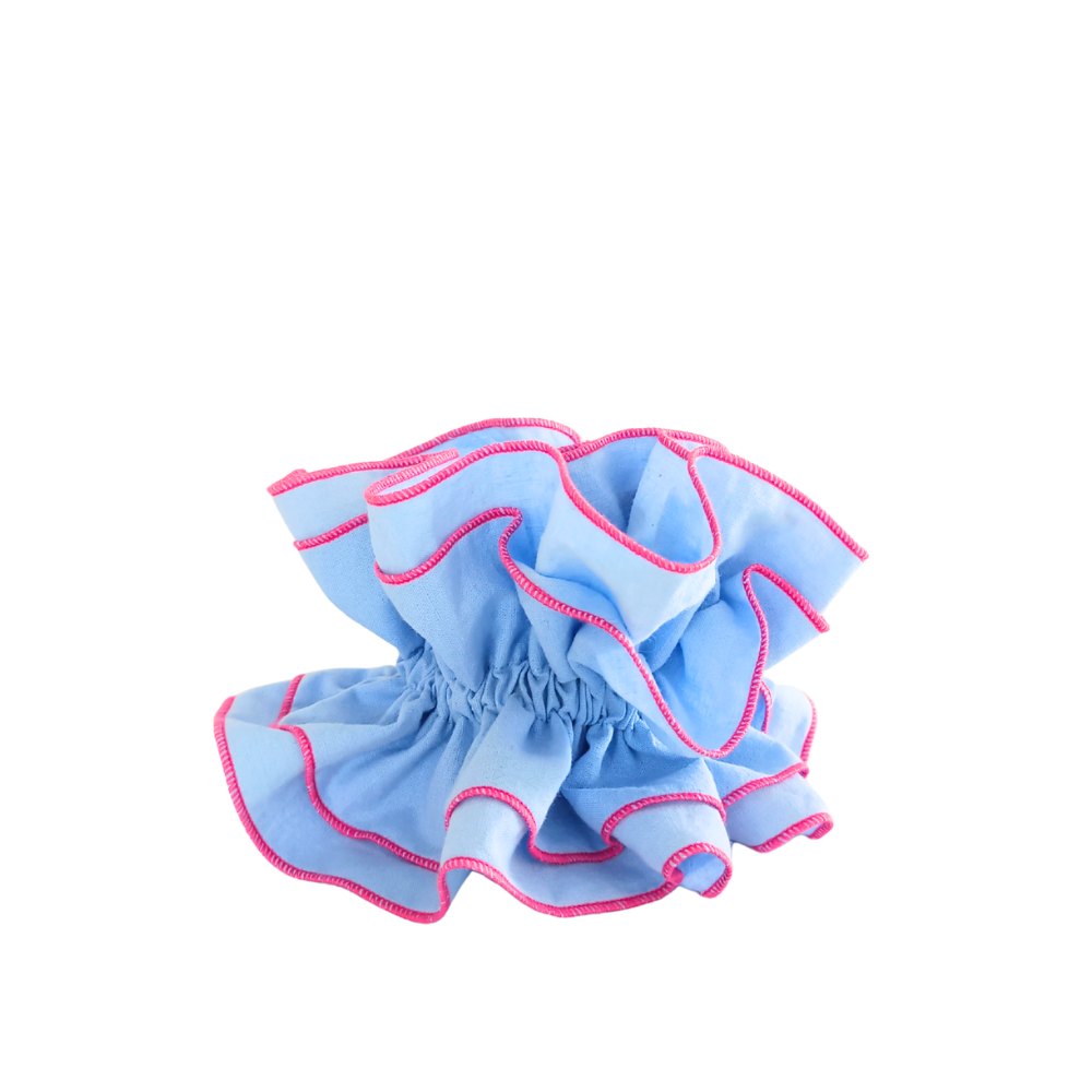 Chouchou bleu de la marque écoresponsable La Machine à récup qui revalorise des tissus avec la participation d'ateliers solidaires.