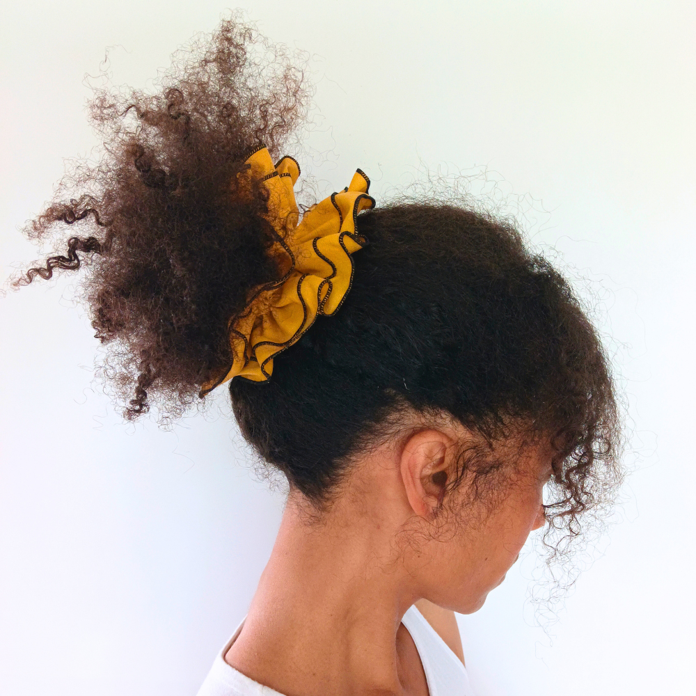 Chouchou cheveux afro de la marque écoresponsable La Machine à récup qui revalorise des tissus avec la participation d'ateliers solidaires.