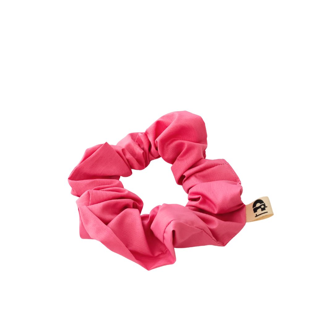 Le chouchou cheveux fait main de la Machine à récup' est un accessoire conçu avec des tissus issus du réemploi et cousu avec la participation d'ateliers de couture solidaires en Sarthe