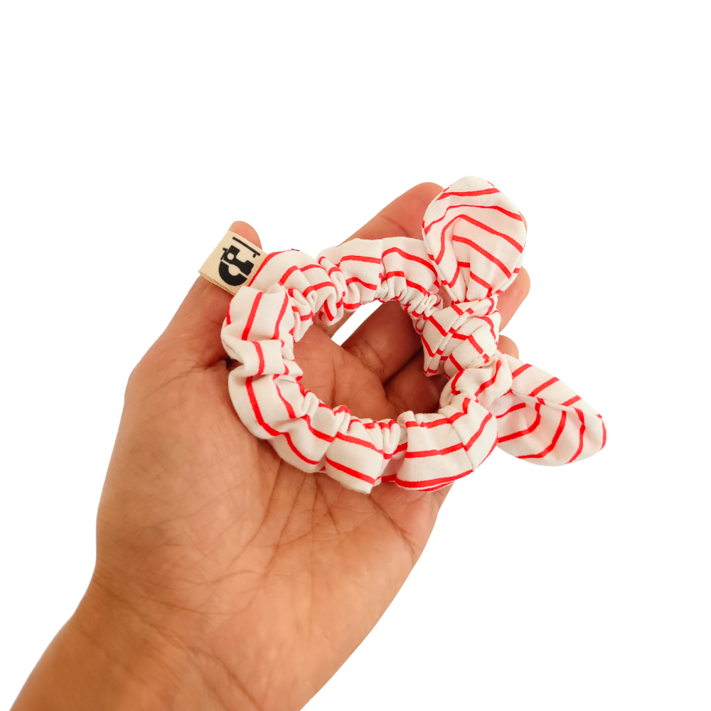 Le chouchou pour cheveux au naturel de la Machine à récup' est un accessoire conçu avec des tissus issus du réemploi et cousu avec la participation d'ateliers de couture solidaires en Sarthe