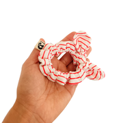 Le chouchou pour cheveux au naturel de la Machine à récup' est un accessoire conçu avec des tissus issus du réemploi et cousu avec la participation d'ateliers de couture solidaires en Sarthe