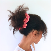 Chouchou cheveux très tendance de la marque écoresponsable La Machine à récup qui revalorise des tissus avec la participation d'ateliers solidaires.