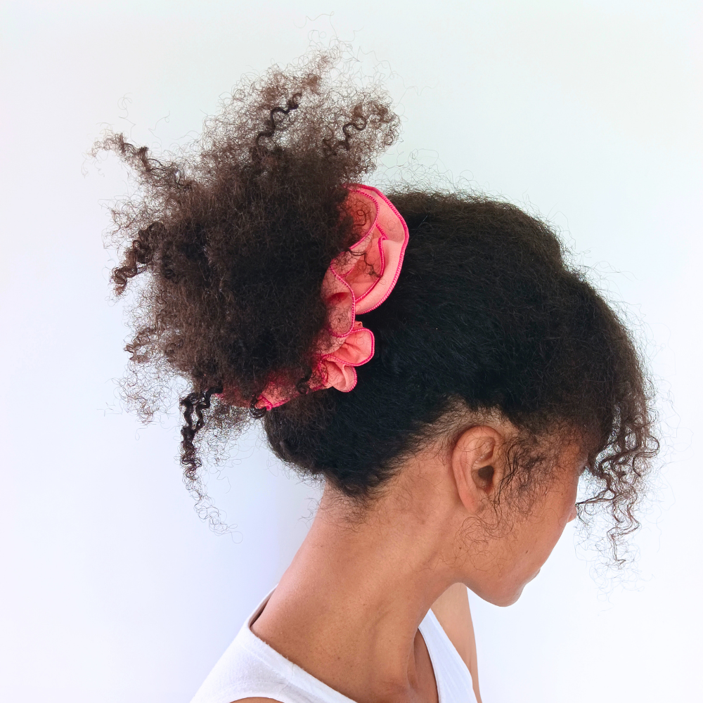 Chouchou cheveux très tendance de la marque écoresponsable La Machine à récup qui revalorise des tissus avec la participation d'ateliers solidaires.