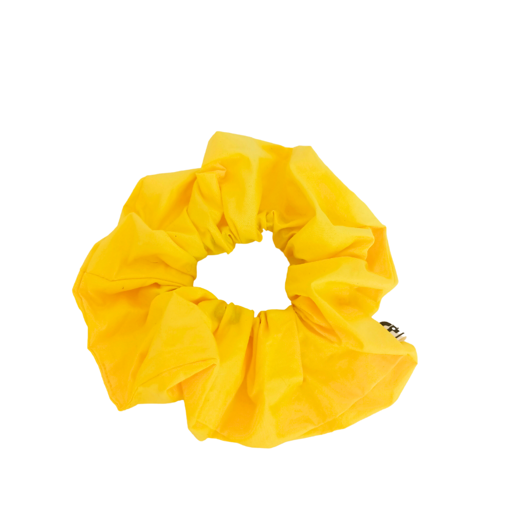 le chouchou conçu en France de la Machine à récup' est un accessoire taillé dans des tissus revalorisés et conçu avec  la participation d'ateliers de couture solidaires
