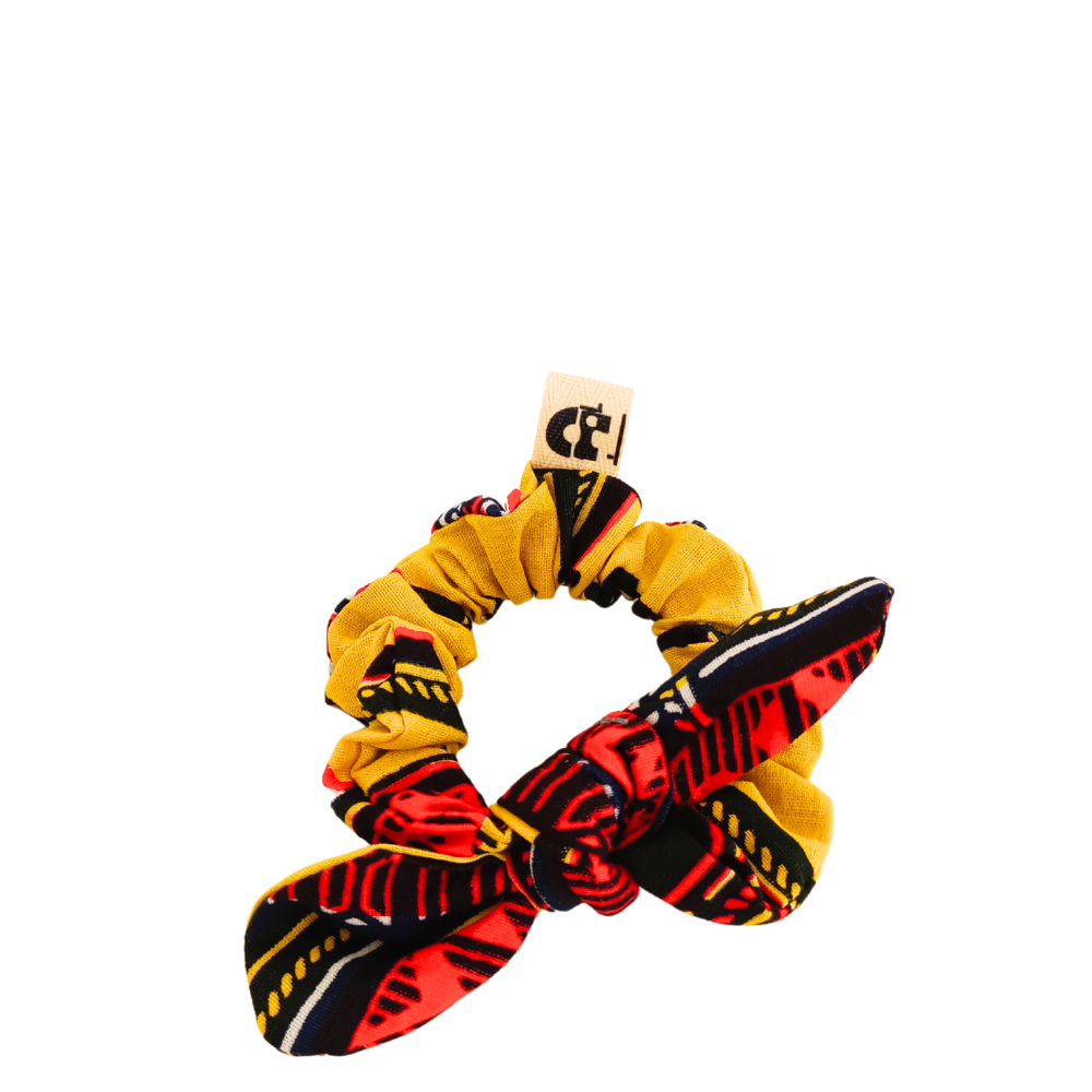 Le chouchou écoresponsable fait main de la Machine à récup' est un accessoire conçu avec des tissus issus du réemploi et cousu avec la participation d'ateliers de couture solidaires en Sarthe