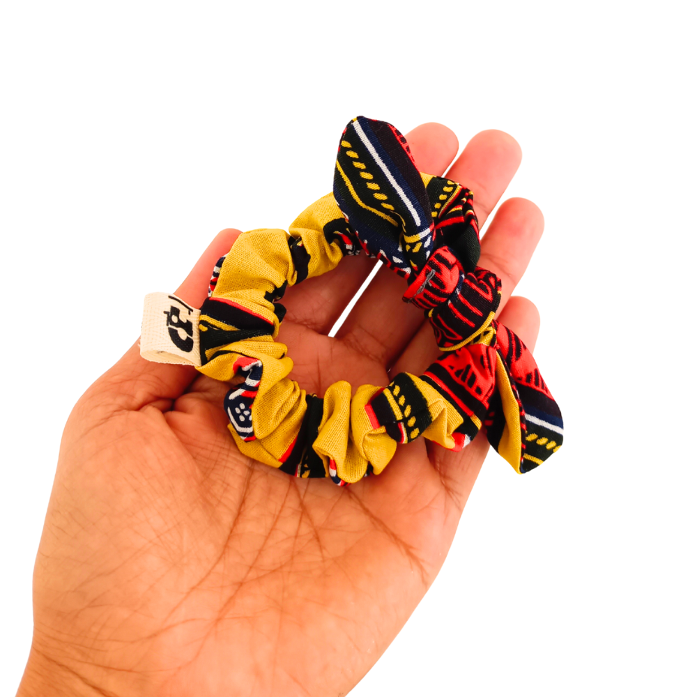 Le chouchou écoresponsable de la Machine à récup' est un accessoire conçu avec des tissus issus du réemploi et cousu avec la participation d'ateliers de couture solidaires en Sarthe