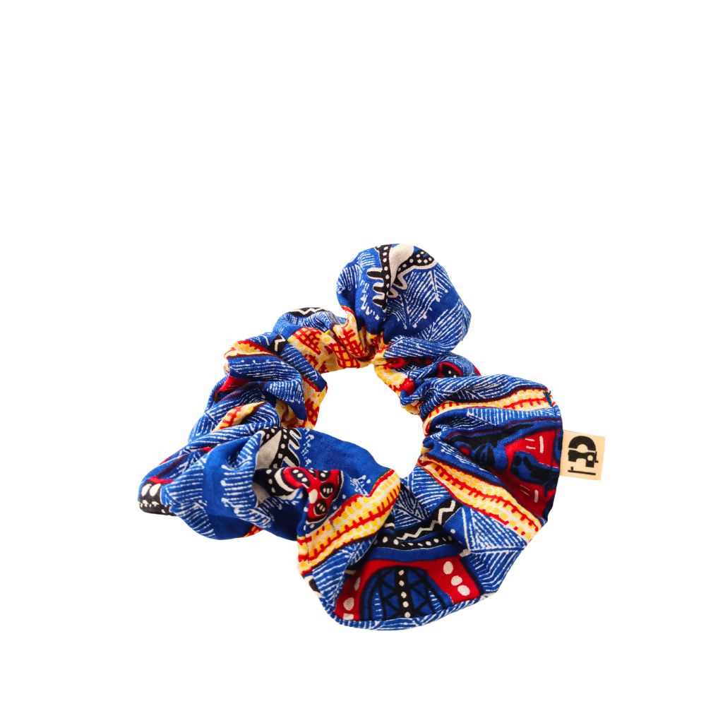 Le chouchou en tissu revalorisé de la Machine à récup' est un accessoire conçu avec des tissus issus du réemploi et cousu avec la participation d'ateliers de couture solidaires en Sarthe