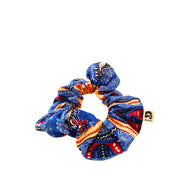 Le chouchou en tissu revalorisé de la Machine à récup' est un accessoire conçu avec des tissus issus du réemploi et cousu avec la participation d'ateliers de couture solidaires en Sarthe