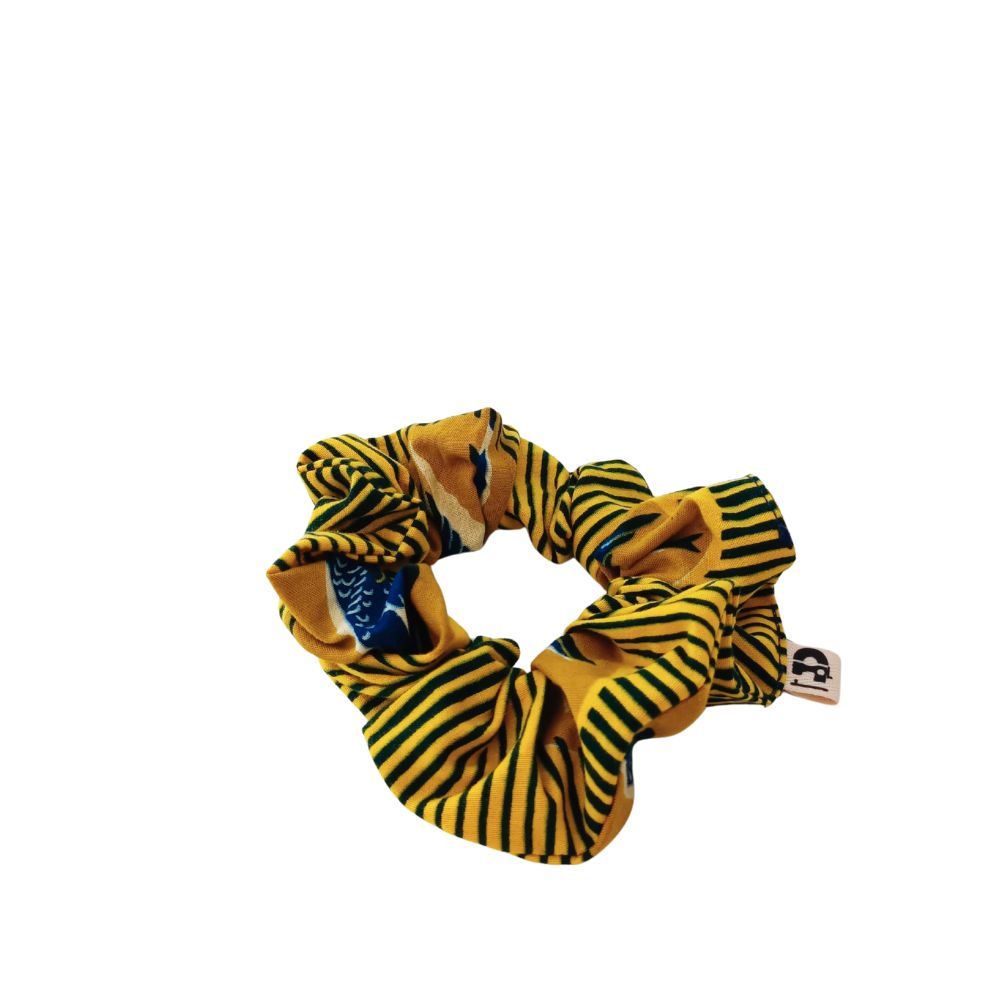 Le chouchou en tissu upcyclé de la Machine à récup' est un accessoire conçu avec des tissus issus du réemploi et cousu avec la participation d'ateliers de couture solidaires en Sarthe