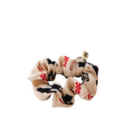 Le chouchou fabriqué en France de la Machine à récup' est un accessoire conçu avec des tissus issus du réemploi et cousu avec la participation d'ateliers de couture solidaires en Sarthe