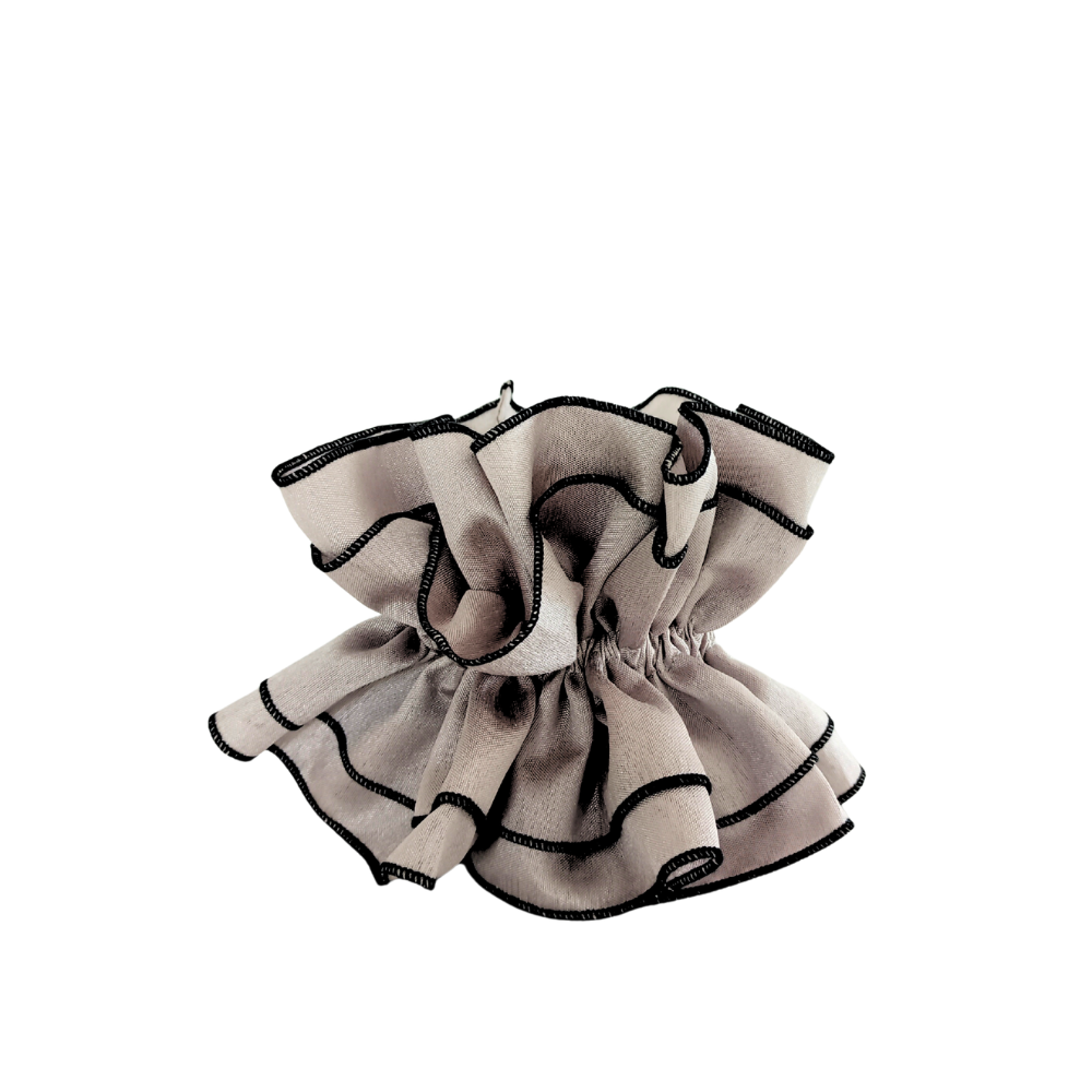 Chouchou gris pour femme de la marque écoresponsable La Machine à récup qui revalorise des tissus avec la participation d'ateliers solidaires.
