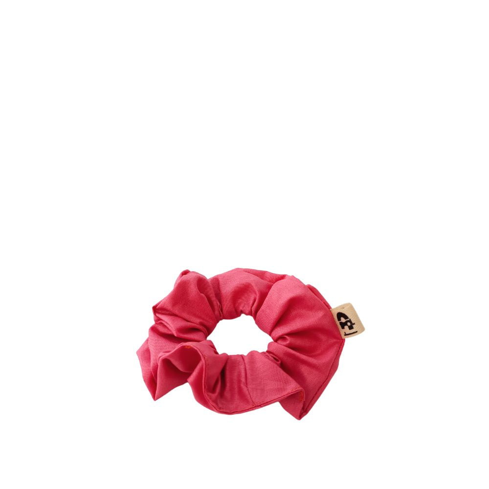 Le chouchou mini format de la Machine à récup' est un accessoire conçu avec des tissus issus du réemploi et cousu avec la participation d'ateliers de couture solidaires en Sarthe