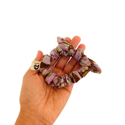 Le chouchou nœud pour enfant de la Machine à récup' est un accessoire conçu avec des tissus issus du réemploi et cousu avec la participation d'ateliers de couture solidaires en Sarthe