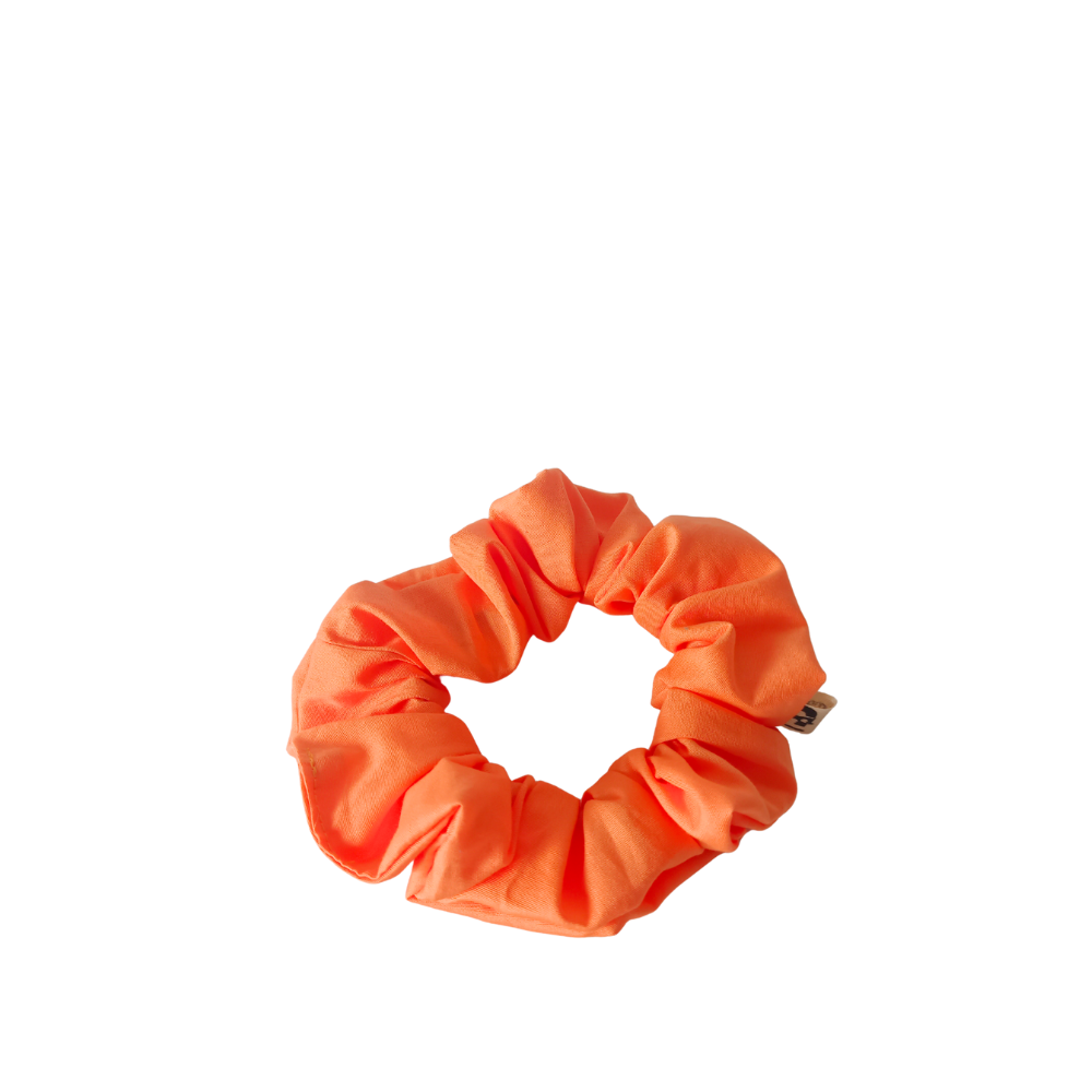 Le chouchou orange de La Machine à récup' est un accessoire écoresponsable et éthique, taillé dans des tissus issus du réemploi  et cousu avec la participation d'ateliers de couture solidaires.