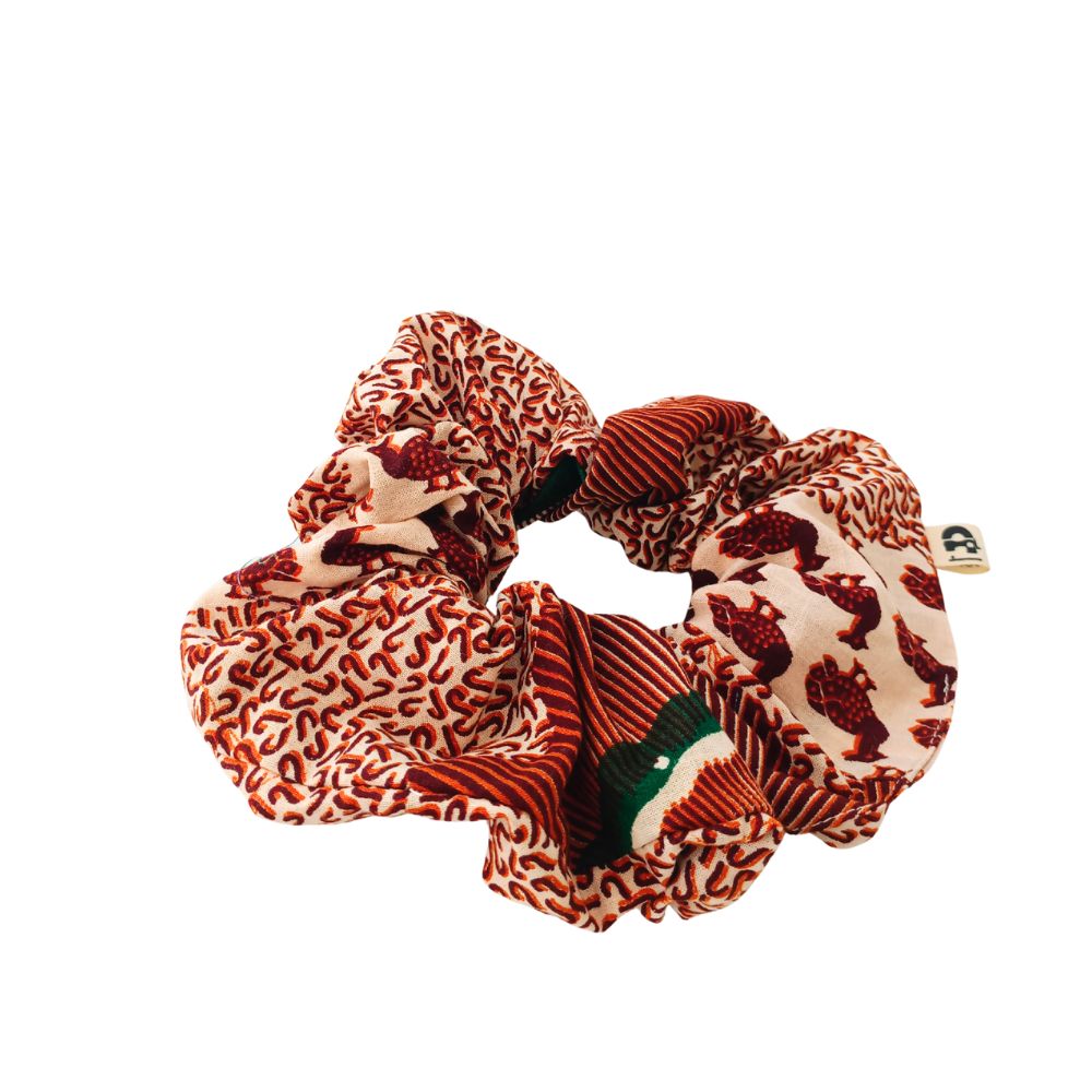 le chouchou oversize de la Machine à récup' est un accessoire taillé dans des tissus revalorisés et conçu avec  la participation d'ateliers de couture solidaires