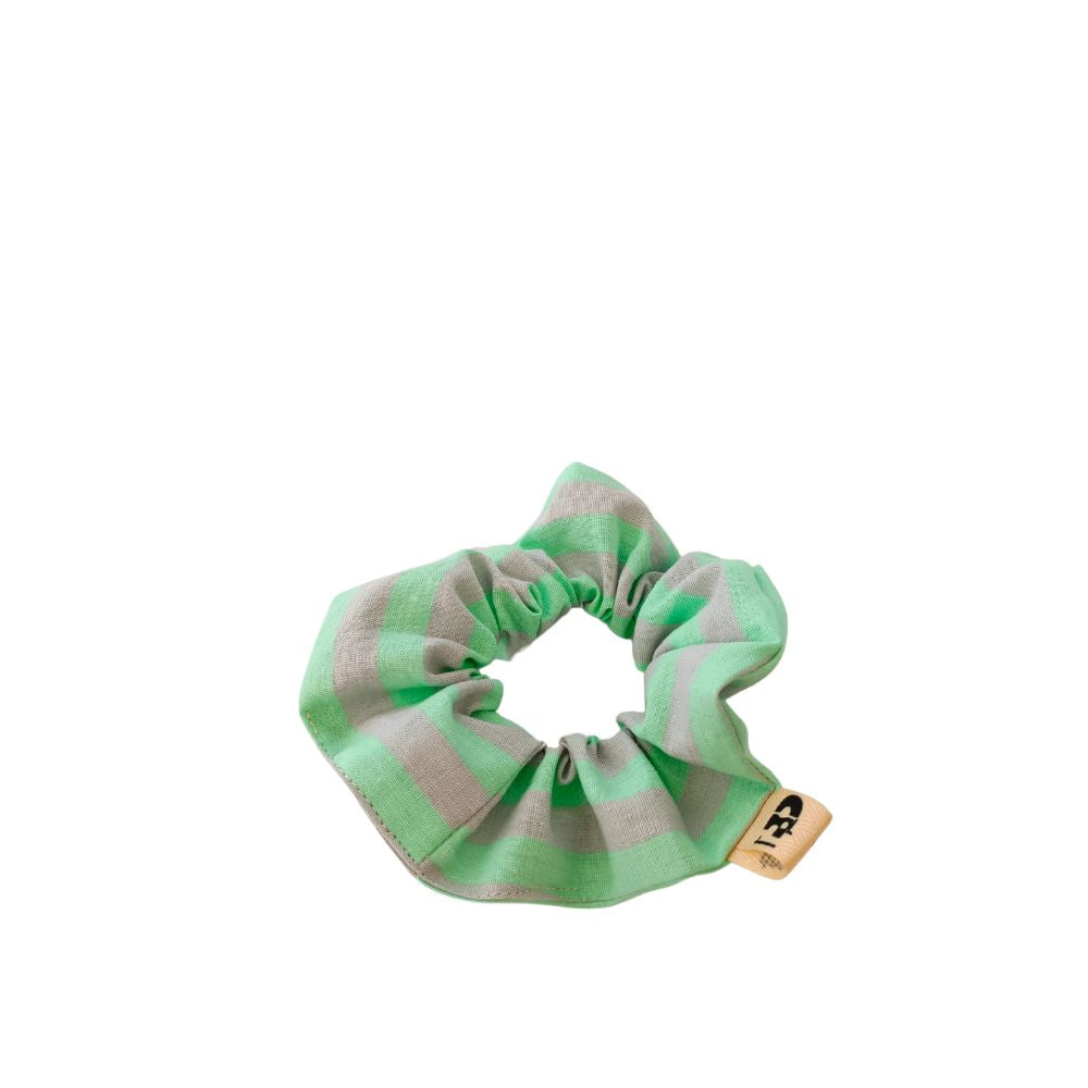 Le chouchou de petite taille de la Machine à récup' est un accessoire conçu avec des tissus issus du réemploi et cousu avec la participation d'ateliers de couture solidaires en Sarthe