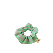 Le chouchou de petite taille de la Machine à récup' est un accessoire conçu avec des tissus issus du réemploi et cousu avec la participation d'ateliers de couture solidaires en Sarthe