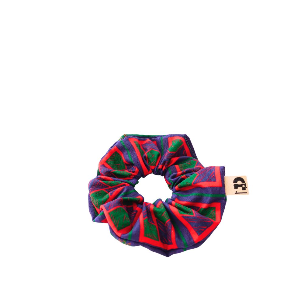 Le chouchou pour enfant de la Machine à récup' est un accessoire conçu avec des tissus issus du réemploi et cousu avec la participation d'ateliers de couture solidaires en Sarthe