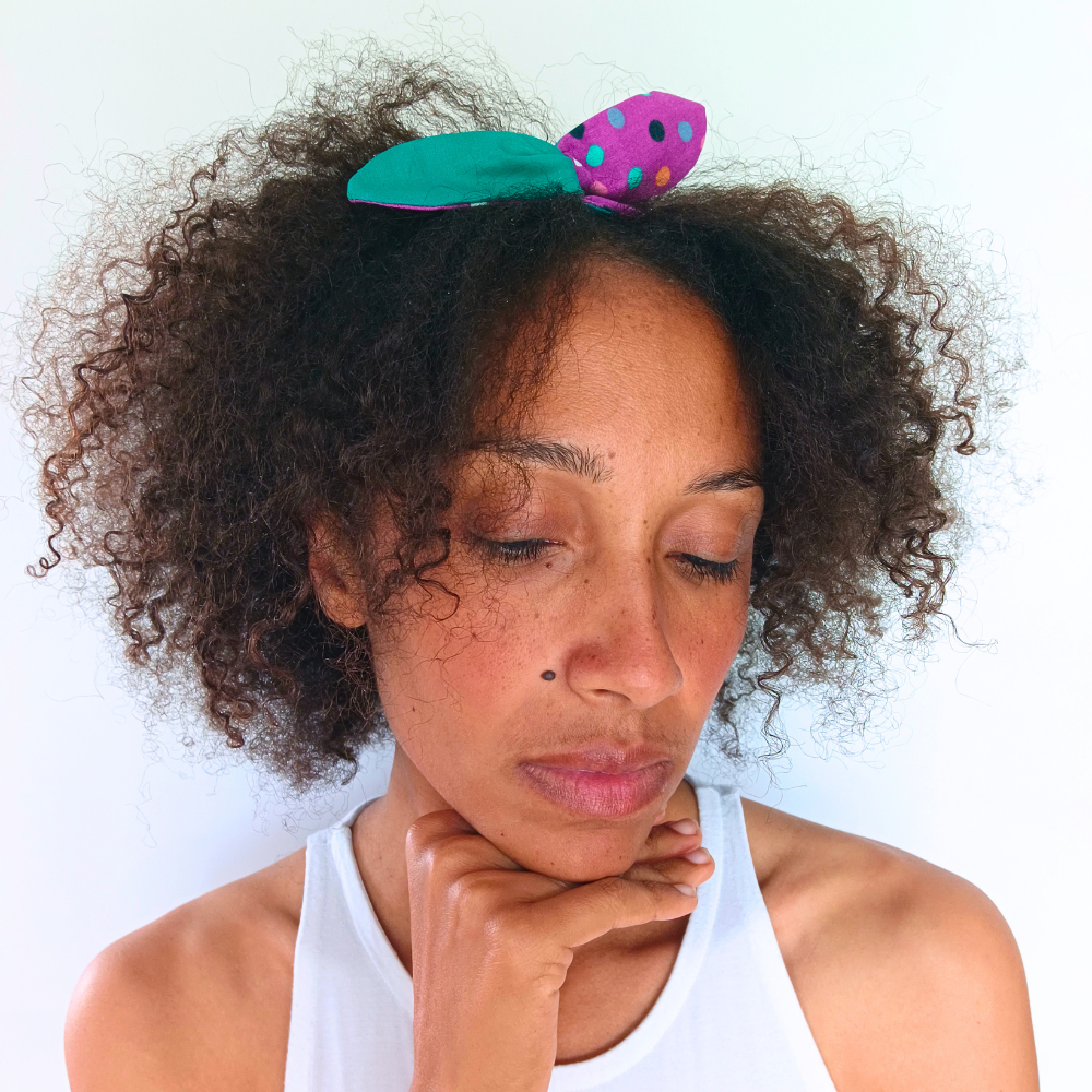 Coiffure avec bandeau cheveux courts proposée par la marque écoresponsable La Machine à récup qui revalorise des tissus avec la participation d'ateliers solidaires.